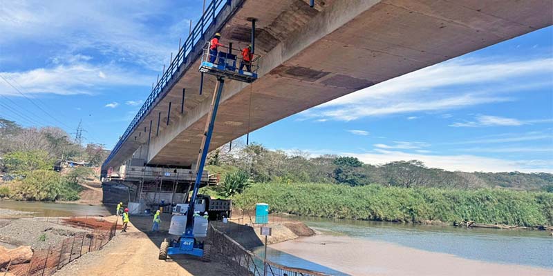 Noticias: Periodista Manuel Flores