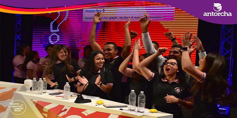 Educación: Periodista Manuel Flores