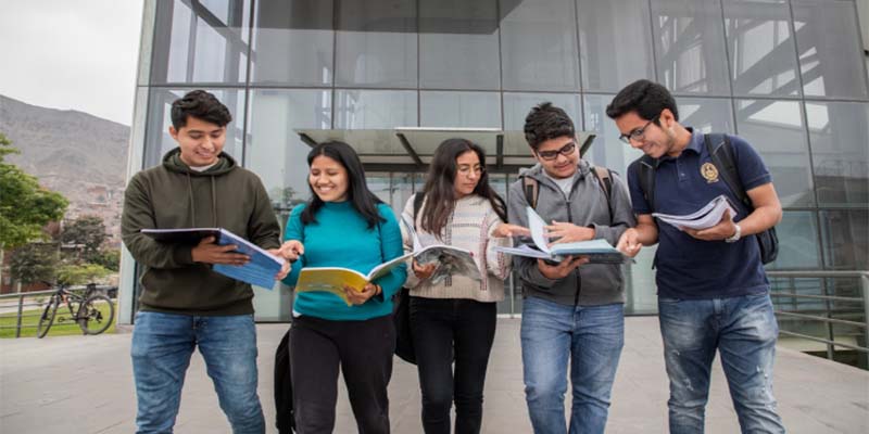 Educación: Periodista Manuel Flores 