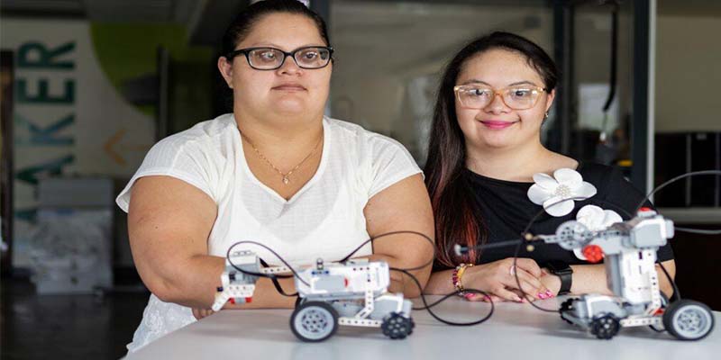 Educación: Periodista Manuel Flores