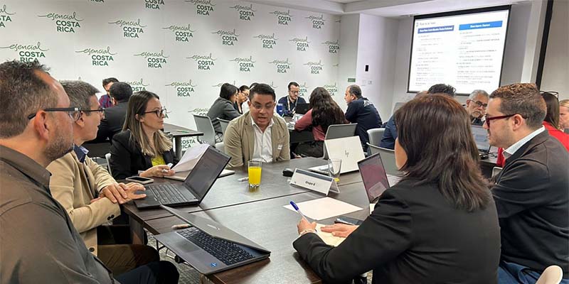 Negocios: Periodista Manuel Flores