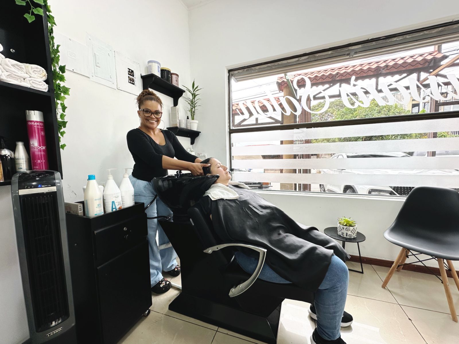 SUSSANSALON.jpg
