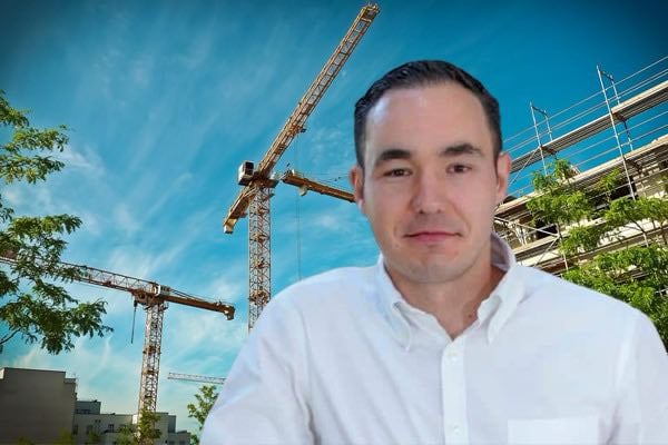 Negocios: Periodista Manuel Alejandro Flores Fernández