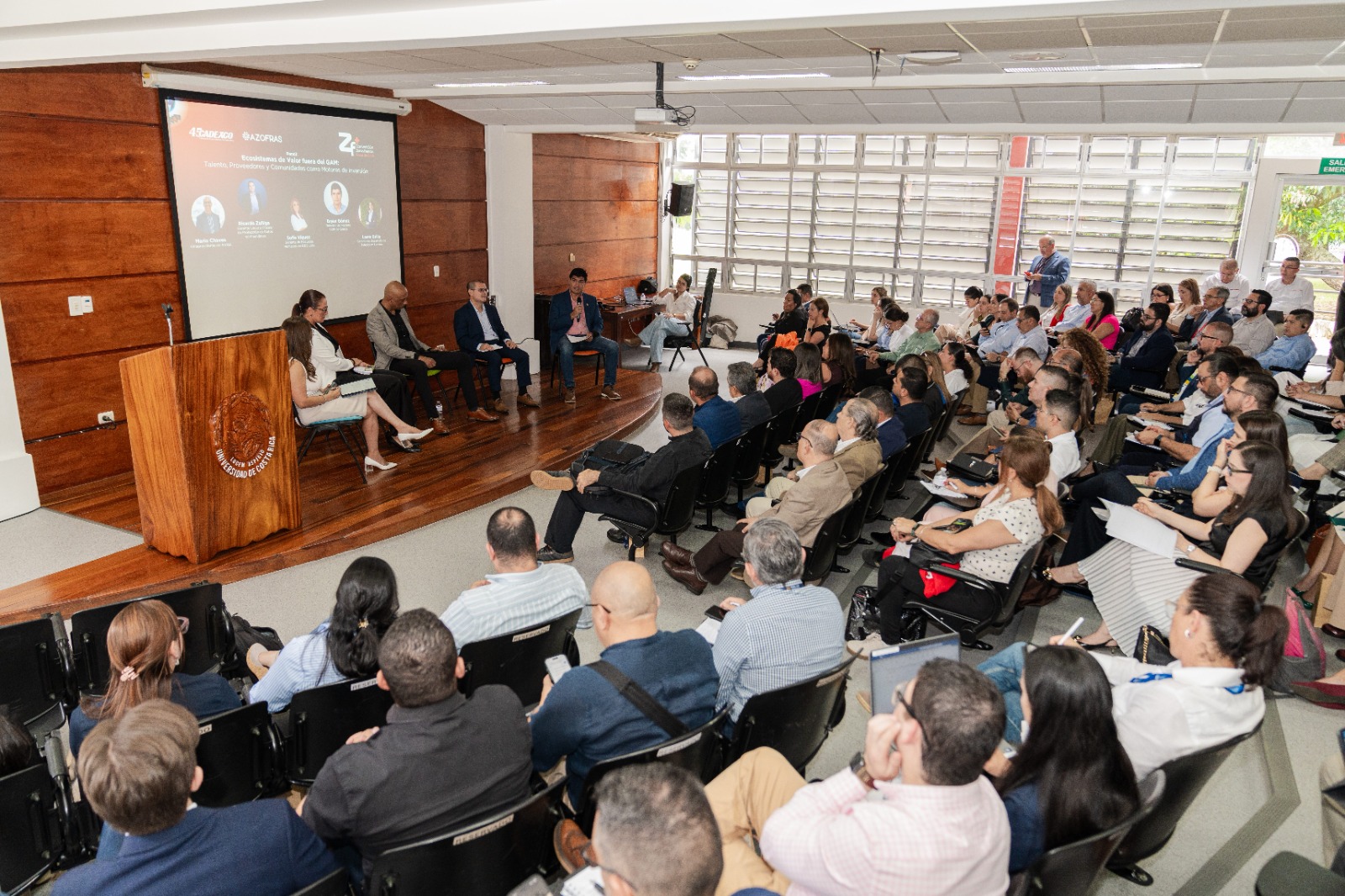 Negocios: Periodista Manuel Flores
